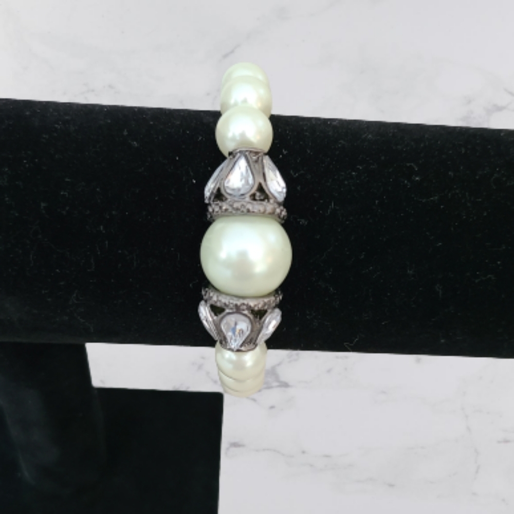 Bracelet. Stretch pearl, rhinestone and silver bracelet. - Picture 1 of 3